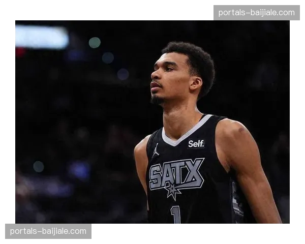 文班亚马第三节统治攻防，封盖弗拉格后快攻暴扣奠定胜局